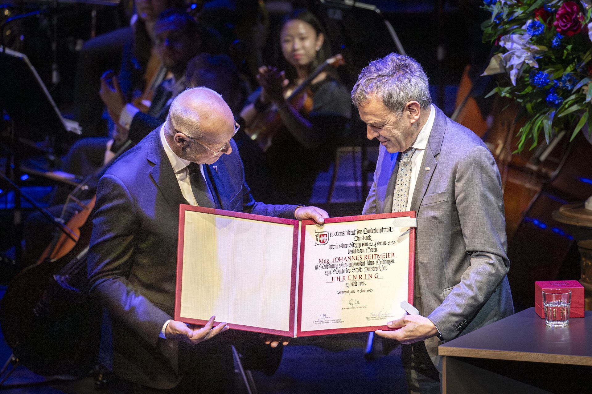 Bürgermeister Willi überreichte den Ehrenring.